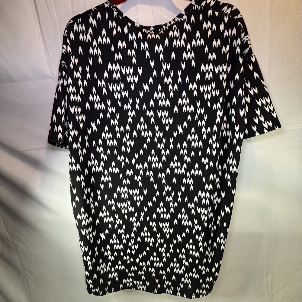 LuLaRoe Shirt Womens XS Black Irma With White Arrows Short Sleeve Top Tunic NWT - Picture 3 of 5